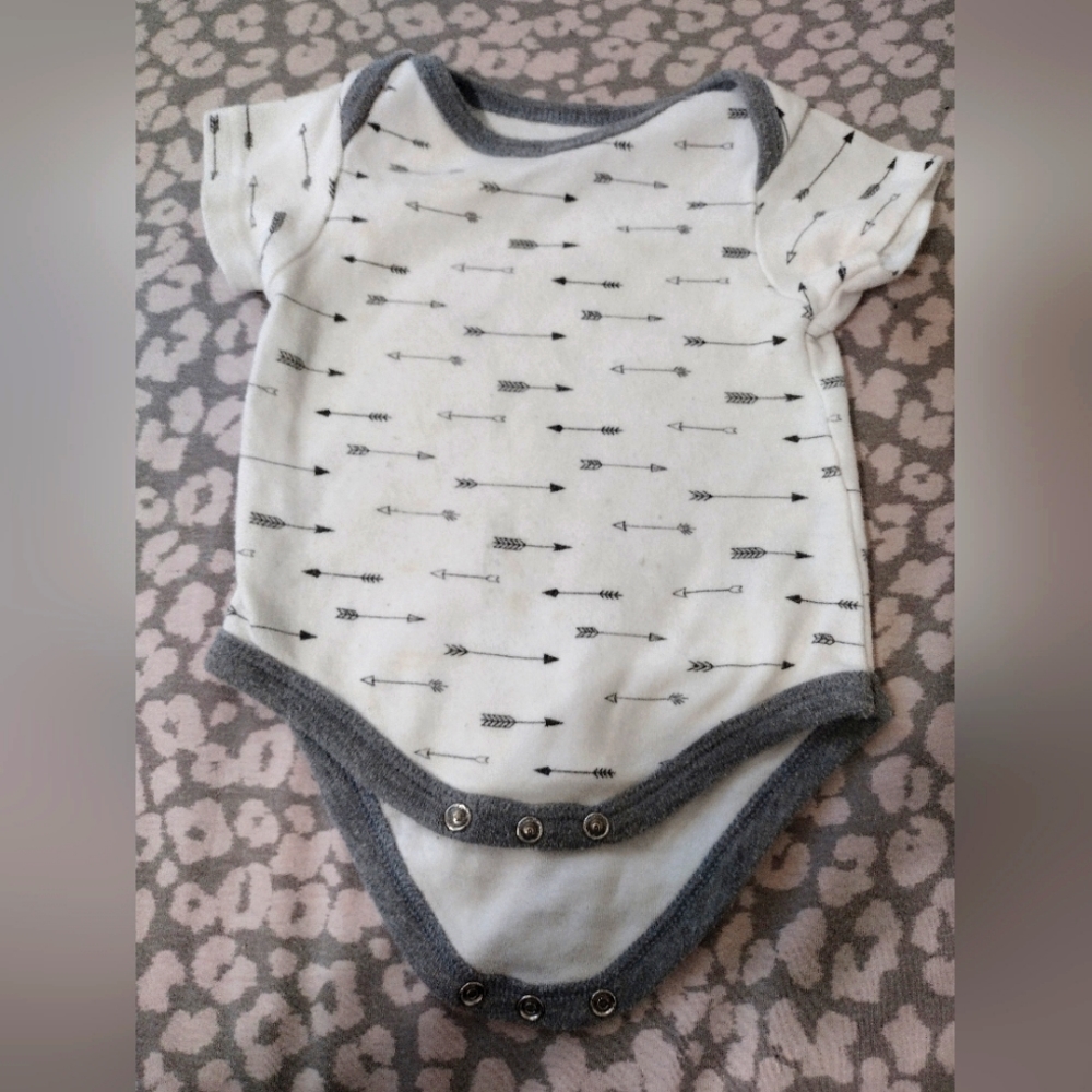 Bon Bebe short sleeve onesie with arrow design, size L, white, blue, gray